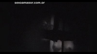 Lourinho é filmado secretamente por um voyeur de bairro escondido atrás de tijolos ocos